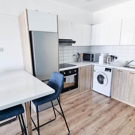 Modern Retreat: 2Br Stylish Apt With Comfy Rooms! Smart Tv With 200Mbps Internet Larnaca Exterior photo