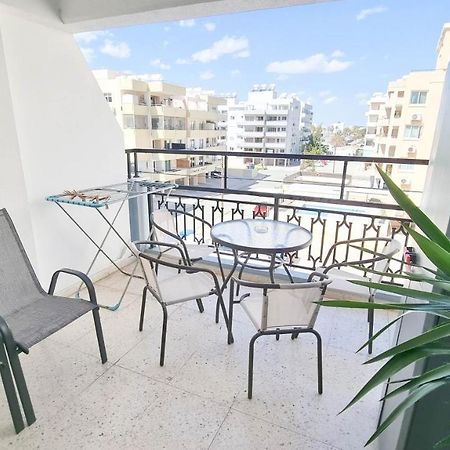 Modern Retreat: 2Br Stylish Apt With Comfy Rooms! Smart Tv With 200Mbps Internet Larnaca Exterior photo