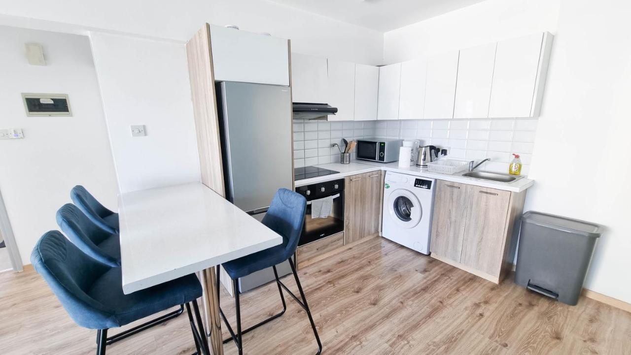 Modern Retreat: 2Br Stylish Apt With Comfy Rooms! Smart Tv With 200Mbps Internet Larnaca Exterior photo