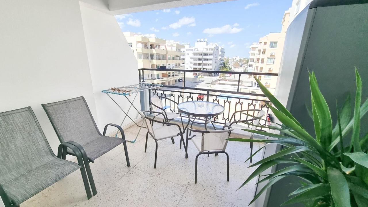 Modern Retreat: 2Br Stylish Apt With Comfy Rooms! Smart Tv With 200Mbps Internet Larnaca Exterior photo
