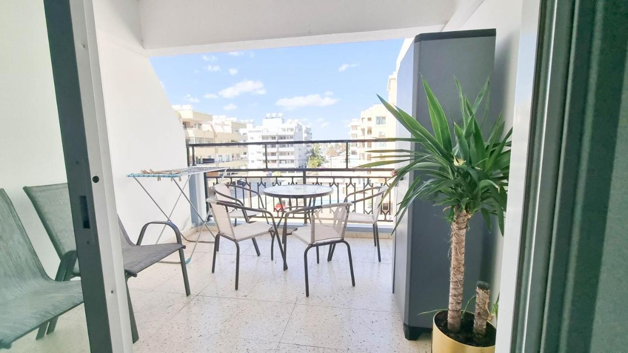 Modern Retreat: 2Br Stylish Apt With Comfy Rooms! Smart Tv With 200Mbps Internet Larnaca Exterior photo