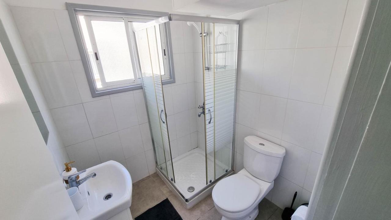 Modern Retreat: 2Br Stylish Apt With Comfy Rooms! Smart Tv With 200Mbps Internet Larnaca Exterior photo